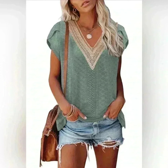 Sage green short sleeve embroidered contrast tan VNeck textured top size medium - Picture 1 of 12